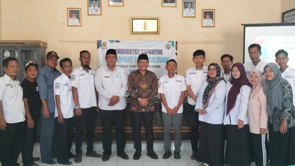 Kegiatan peningkatan kapasitas perangkat Desa Kalisari bersama DPRD Cirebon dan narasumber