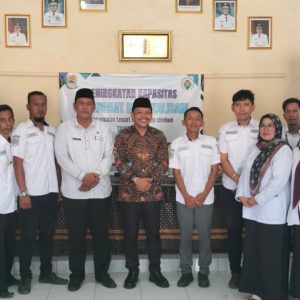 Kegiatan peningkatan kapasitas perangkat Desa Kalisari bersama DPRD Cirebon dan narasumber