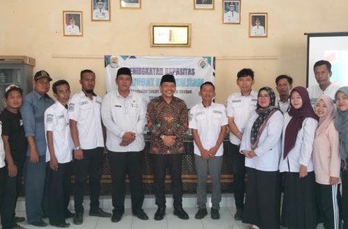 Kegiatan peningkatan kapasitas perangkat Desa Kalisari bersama DPRD Cirebon dan narasumber